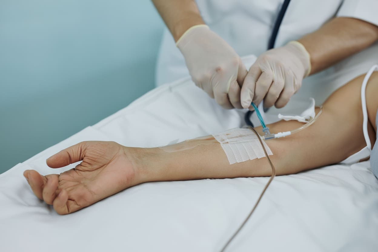 Пациенту ставят капельницу